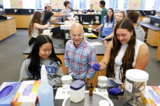 This is a phot of Frank Romanelli, Pharm.D., Parker Endowed Professor and chief academic officer at UKCOP, working with undergraduate students in Honors Stem: Pharmacology 101. Mark Cornelison | UK Photo